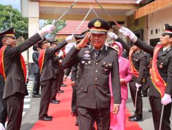 Personel Polres Bulukumba Pensiun, Dilepas dengan Tradisi Pedang Pora