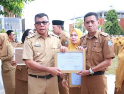 Serahkan Piala, Bupati Andi Utta Apresiasi Kepsek yang Meraih Penghargaan Adiwiyata