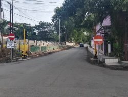 Satlantas Bulukumba Pasang Rambu Satu Arah di Depan RSUD Sultan Daeng Raja