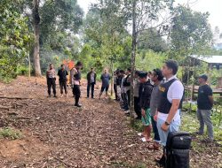 Personel Gabungan Bongkar dan Bakar Arena Sabung Ayam di Desa Bukit Harapan Gantarang