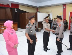 Dua Personel Polres Bulukumba Terima Kenaikan Pangkat Pengabdian.