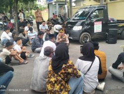 Duduk Lesehan di Aspal, Kapolres Bulukumba Terima Aksi Aliansi Pemuda Sapobonto dengan Humanis