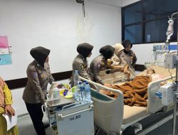 Beri Dukungan Moril, Polwan Polres Bulukumba Kunjungi Syifa di RSUD.