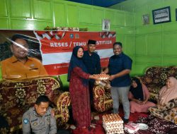 dr.Sabriadi,S.Ked Anggota DPRD Sekaligus Pengusaha Telur Sempatkan Bagi-bagi Telur Pada Konstituen Saat Reses di Desa Caramming