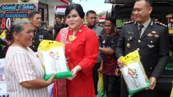 Berbagi Kebahagiaan di Hari Jadi Bhayangkara, Polres Bulukumba bagikan beras Gratis Ke Warga