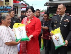Berbagi Kebahagiaan di Hari Jadi Bhayangkara, Polres Bulukumba bagikan beras Gratis Ke Warga