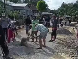 Warga Desa Caramming Bergotong Royong Perbaiki Jalan Rusak dengan Dana Swadaya