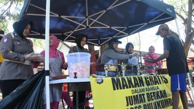 Jumat Berkah, Polres Bulukumba Bagikan Makanan Gratis kepada Warga