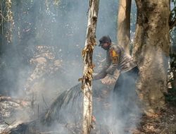Bhabinkamtibmas Tanah Lemo, Aiptu Sulaeman Bergerak Cepat Bantu Warga Padamkan Api, Cegah Kebakaran Meluas