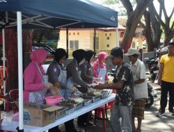Polres Bulukumba Kembali Berbagi Kebahagiaan, Bagikan Makanan Gratis di Jumat Berkah.