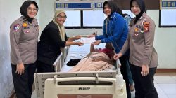 Semua Cinta untuk Nakla, Polwan dan Bhayangkari Polres Bulukumba Jenguk dan Doakan Nakla.
